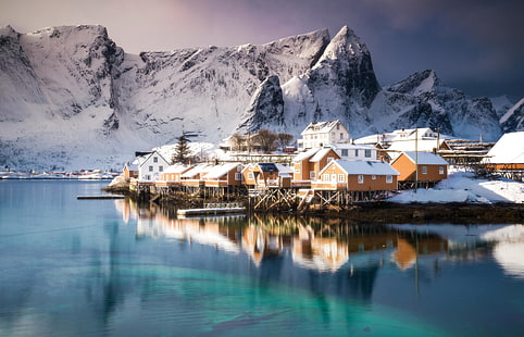 brązowe domy, zima, morze, śnieg, góry, dom, Norwegia, wieś, Lofoty, Tapety HD HD wallpaper