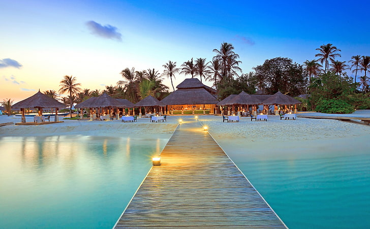 Malediwy Resort, brązowe chaty nipa, podróż, wyspy, ocean, egzotyczny, raj, krajobraz, lato, marzenie, woda, tropikalny, piasek, lato, luksusowe, palmy, wakacje, Tapety HD