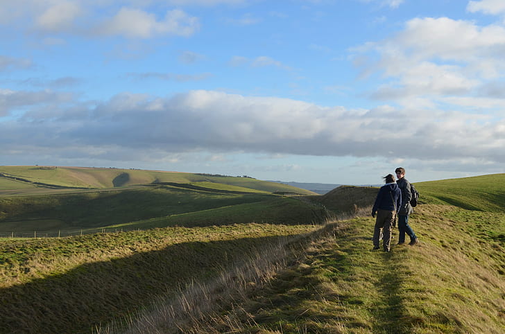 двама мъже в средата на полето, Wansdyke, Уилтшир, двама мъже, мъж в средата, поле, провинция, пейзаж, хора, мъже, на открито, природа, ходене, жени, HD тапет