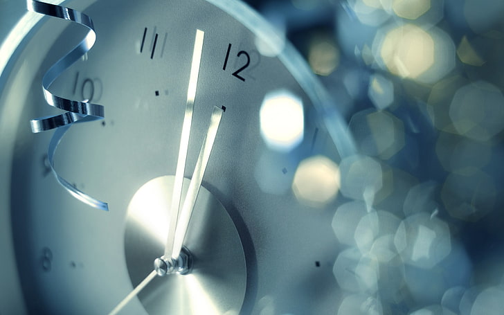 นาฬิกาแขวนทรงกลมสีเงินคริสต์มาสปีใหม่นาฬิกาโบเก้ริบบิ้นมาโคร, วอลล์เปเปอร์ HD