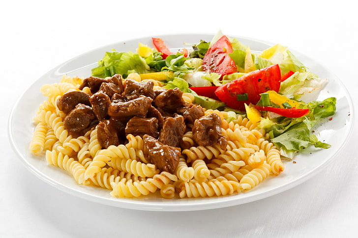 pasta with vegetable salad, dish, pasta, beef, meat, lettuce, tomatoes, HD wallpaper