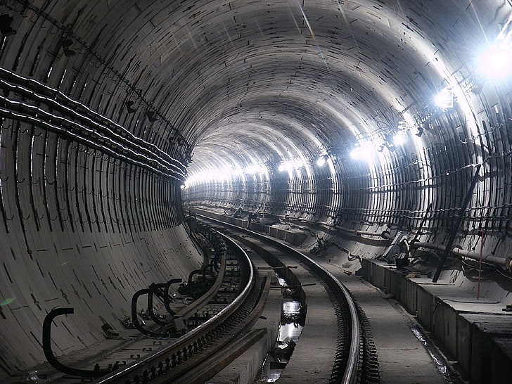 chromowane wieloramienne koło samochodowe z oponą, tunelem, koleją, oświetleniem, metrem, Tapety HD