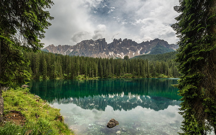 Lago Karersee en los Dolomitas en Tirol del Sur Italia Ultra HD Fondos de pantalla para teléfonos móviles de escritorio y portátiles 3840 × 2400, Fondo de pantalla HD