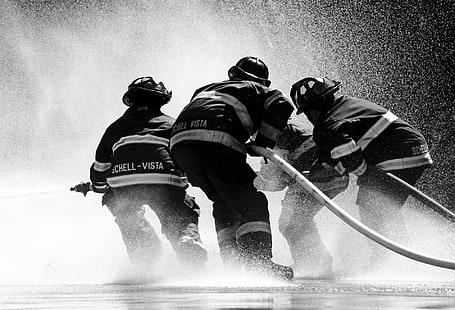 Men, Firefighter, Black & White, Hose, Man, Water, HD wallpaper HD wallpaper