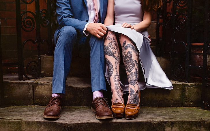 paire de chaussures habillées en cuir marron pour homme, couple, tatouage, Fond d'écran HD