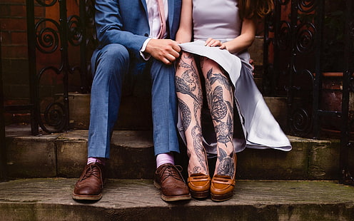 paio di scarpe eleganti da uomo in pelle marrone, coppia, tatuaggio, Sfondo HD HD wallpaper