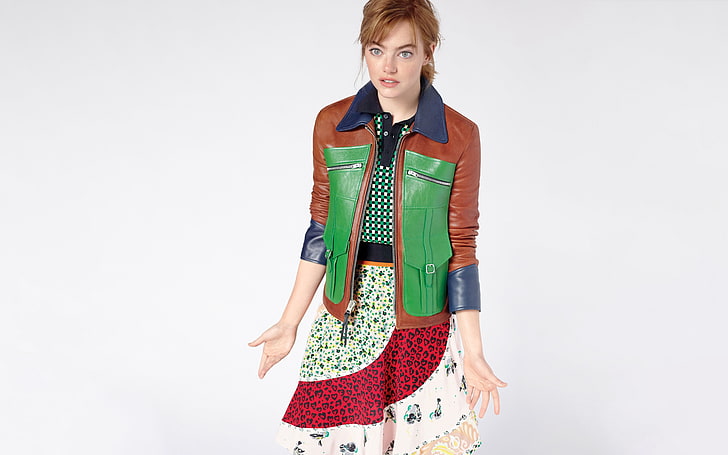 女性の緑と茶色の革のジャケット、エマストーン、女優、シンプルな背景、革のジャケット、スカート、 HDデスクトップの壁紙