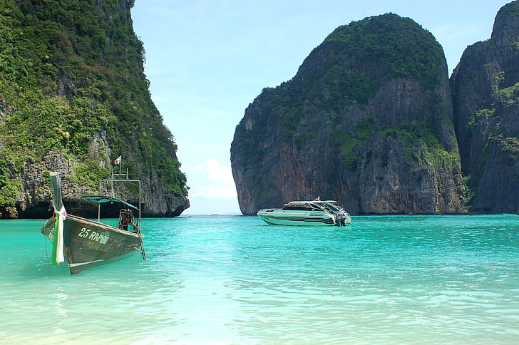 biało-czarna motorówka, tajlandia, tropik, morze, łodzie, skały, Tapety HD