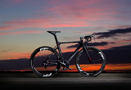 จักรยานเสือหมอบสีดำและสีเทาท้องฟ้าทิวทัศน์พระอาทิตย์ตกจักรยานคาร์บอนจักรยาน Mathot Pallium, วอลล์เปเปอร์ HD HD wallpaper