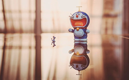 Doraemon пластиковая фигура, Doraemon, мышки, игрушки, отражение, HD обои HD wallpaper