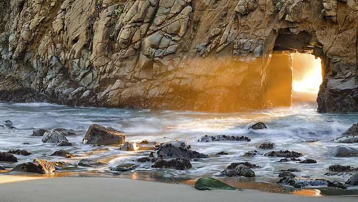 pittura astratta marrone e bianca, natura, mare, onde, roccia, luce solare, Sfondo HD