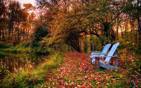 два сиви стола Adirondack, фотография, пейзаж, природа, парк, падане, дървета, пейка, листа, езерце, пътека, колоритен, HD тапет HD wallpaper