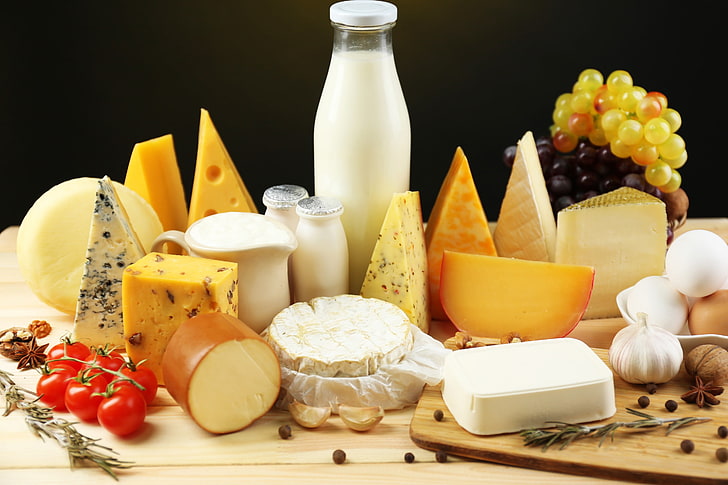 さまざまなチーズ、食品、チーズ、牛乳、トマト、ブドウ、ハーブ、卵、コショウ、クルミ、 HDデスクトップの壁紙