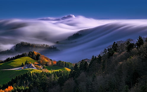 дом на холме возле леса с горы, покрытые облаками живопись, природа, горы, лес, пейзаж, туман, деревья, трава, осень, облака, утро, солнечный свет, дом, ферма, волны, небо, Швейцария, HD обои HD wallpaper