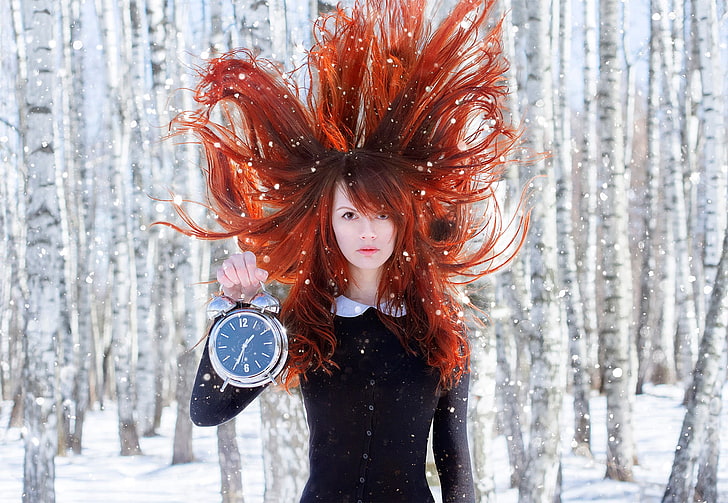 момиче с кафява коса, държещо часовник, червенокоса, модел, жени на открито, дървета, гора, бреза, HD тапет