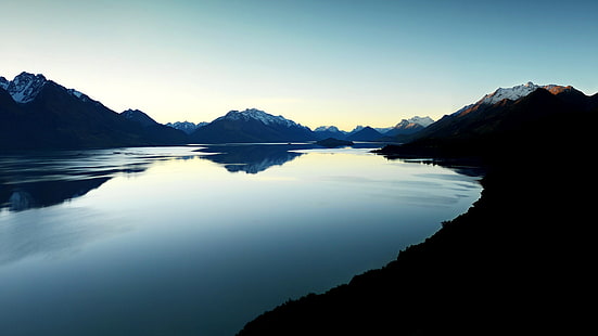 montaña y, foto del cuerpo de agua, azul, montañas, mar, lago, reflexión, agua, naturaleza, cielo, paisaje, cian, Fondo de pantalla HD HD wallpaper