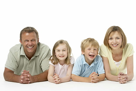 szara koszulka polo męska, rodzina, białe tło, uśmiech, Tapety HD HD wallpaper