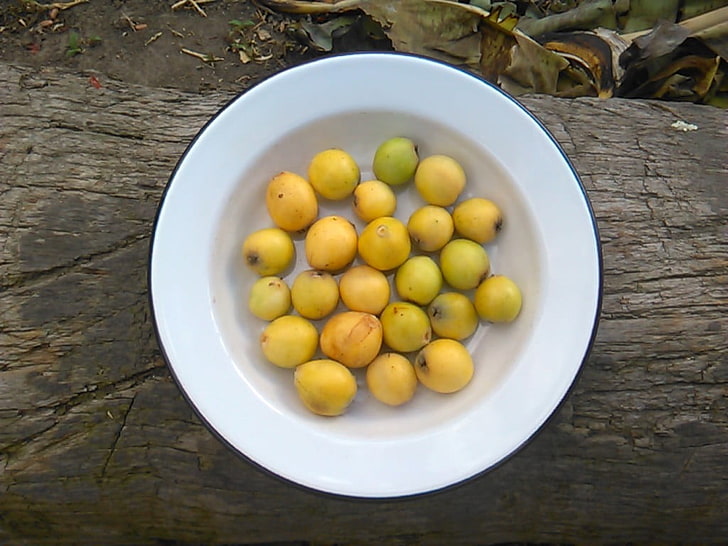 Teller mit gelben und grünen Früchten, Nispero, Obst, Essen, fallen, HD-Hintergrundbild