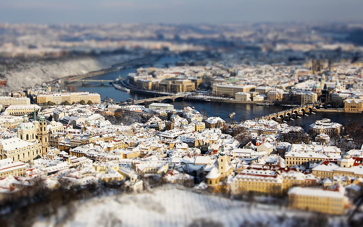 selektywne zdjęcie ostrości brązowych budynków betonowych, fotografia wieżowców w ciągu dnia, przesunięcie pochylenia, miasto, śnieg, Praga, pejzaż miejski, Tapety HD