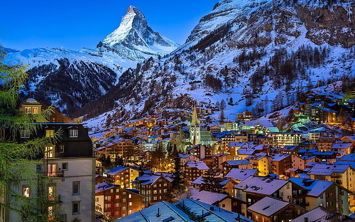 brązowo-białe domy z betonu, natura, krajobraz, wieczór, światła, dom, miasto, kościół, Szwajcaria, Matterhorn, śnieg, zima, góry, drzewa, dolina, skała, dachy, Zermatt, Tapety HD