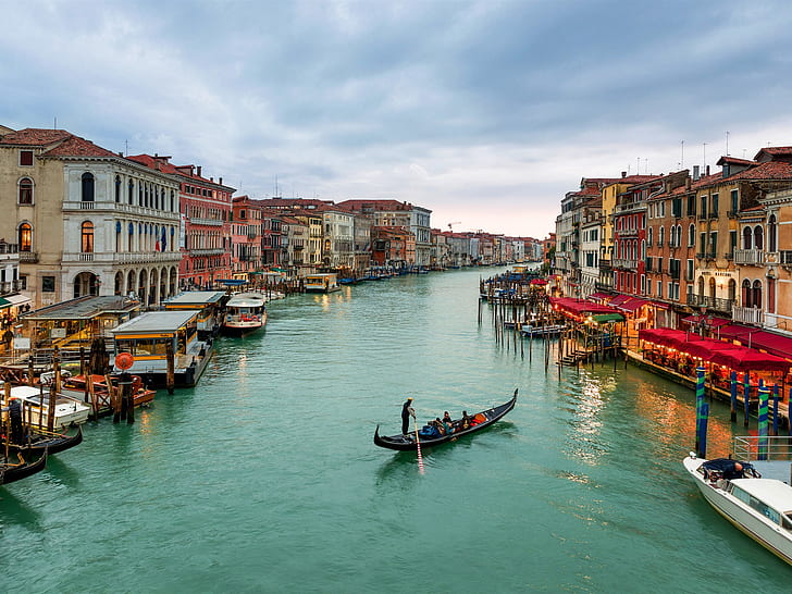 Sudaki şehir, Venedik, İtalya, kanal, evler, tekneler, alacakaranlık, ışıklar, Şehir, Su, Venedik, İtalya, Kanal, Evler, Tekneler, Alacakaranlık, Işıklar, HD masaüstü duvar kağıdı