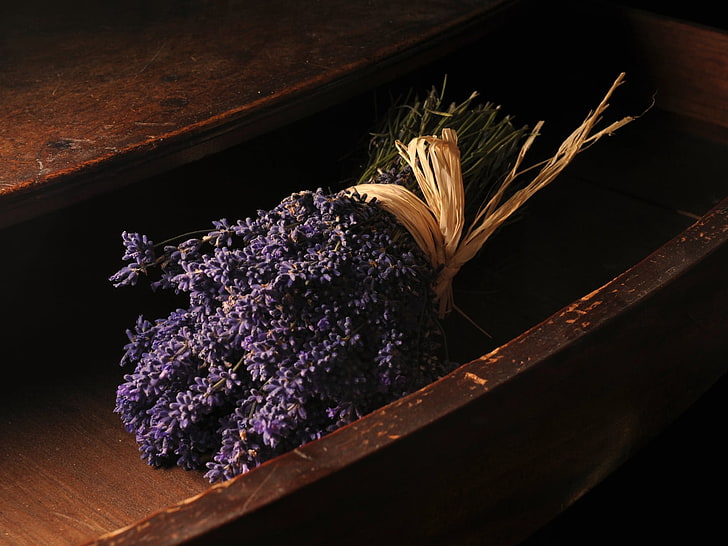 braunes Holztablett, Lavendel, Strauß, Lügen, Schachtel, Krawatte, HD-Hintergrundbild