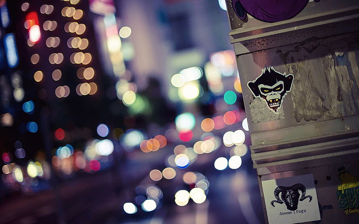 monkey sticker, bokeh photography, urban, city, architecture, photography, bokeh, lights, apes, traffic, HD tapet