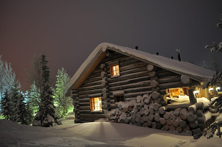 Casa, luce, finestre, inverno, cumuli di neve, tronchi, Sfondo HD