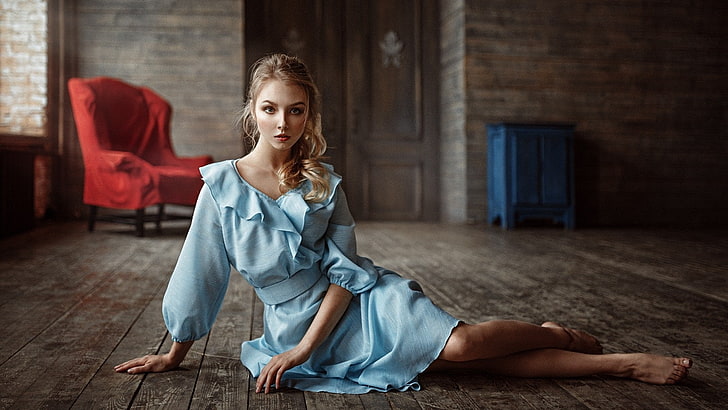 boso, Georgy Chernyadyev, Alice Tarasenko, sukienka, patrząc na widza, siedząca, modelka, falowane włosy, kobiety, nogi, blond, długie włosy, Tapety HD