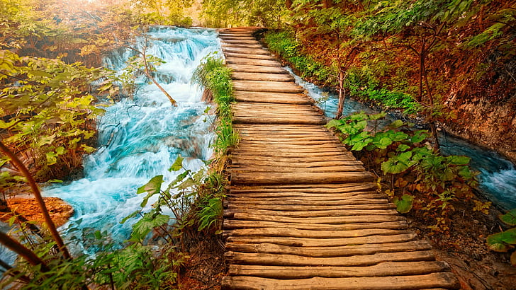 Дървена пътека Скалиста река с малки водопади Чиста вода Червено крайбрежие Скали Горски храсти Дървета със зелени листа Природа Тапети Hd 3840 × 2160, HD тапет