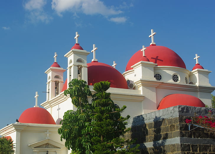 Reflexo do sol brilhar nas cruzes douradas nas cúpulas rosa da Igreja Ortodoxa Grega dos sete apóstolos em Cafarnaum, HD papel de parede