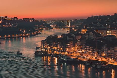 Португалия, город Порто, бетонное здание у водоема, Португалия, город Порто, вечер, огни, река, канал, мост, HD обои HD wallpaper