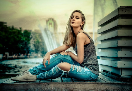 Frauen, Modell, Blondine, Sitzen, zerrissene Jeans, Jeans mit blauem Used-Look und graues Trägershirt für Frauen, Modell, Blondine, Sitzen, zerrissene Jeans, HD-Hintergrundbild HD wallpaper