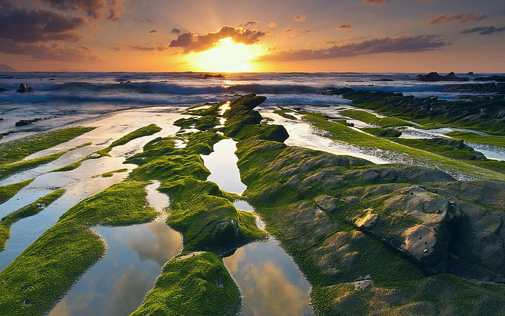 The Bay Of Biscay Spain Barrica Coast Water Rocks Green Moss Ocean Waves الغروب الذهبي غيوم السماء الحمراء خلفيات المناظر الطبيعية عالية الدقة لسطح المكتب والجوال 3840 × 2160، خلفية HD