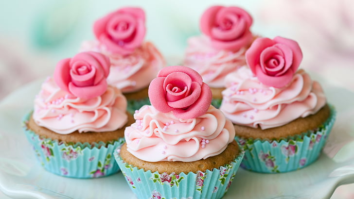 ピンクのアイシング、マフィン、デザート、ペストリー、クリーム、粉砂糖、花、バラと5つのカップケーキ、 HDデスクトップの壁紙