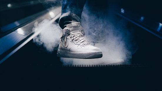 Unpaired white Nike Air Force 1 신발, 스니커즈, 발, 연기, HD 배경 화면 HD wallpaper