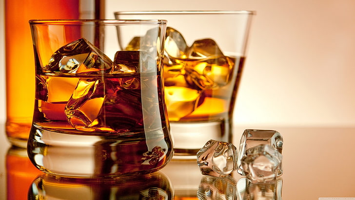 كؤوس الصخور الشفافة ، الشراب ، الكحول ، زجاج الشرب ، مكعبات الثلج ، الويسكي، خلفية HD