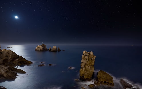 brązowe formacje skalne, natura, krajobraz, noc, Księżyc, skała, długa ekspozycja, morze, gwiazdy, horyzont, fale, Tapety HD HD wallpaper