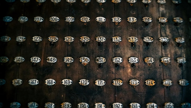 papan kayu coklat dengan angka, latar belakang sederhana, kayu, permukaan kayu, angka, kedalaman bidang, tua, kesederhanaan, Wallpaper HD