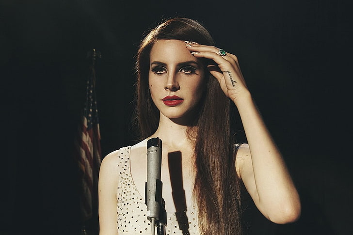 donna in top senza maniche scollo av beige davanti al mic, Lana Del Rey, donna, cantante, rossa, modella, rossetto rosso, bandiera, tatuaggio, Sfondo HD