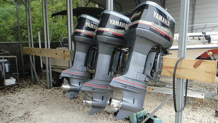 Motore fuoribordo Yamaha, tre motori fuoribordo yamaha neri, fuoribordo, motore, motore, barca, barche, Sfondo HD