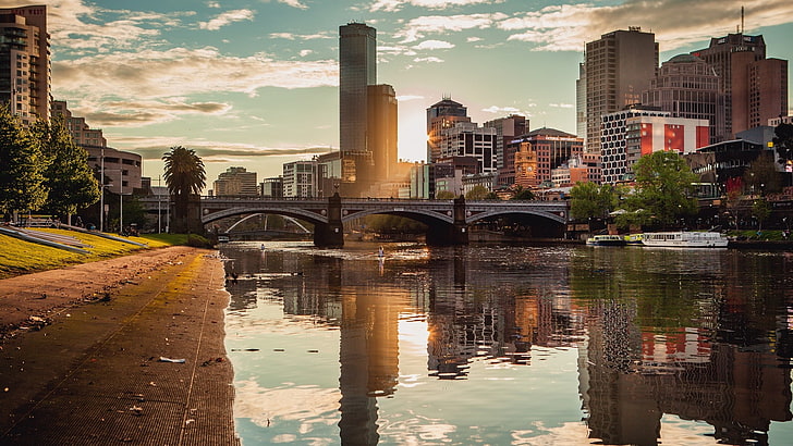 szary betonowy most, woda, budynek, pejzaż miejski, miasto, Melbourne, Australia, most, wieżowiec, promienie słoneczne, chmury, odbicie, kajaki, drzewa, łódka, rzeka, Tapety HD