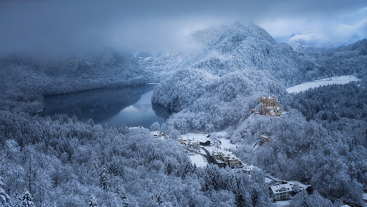 雪に覆われた山、自然、風景、湖、山、森、雪、冬、城、建物、村、建築、雲、寒さ、ドイツ、朝、日光、 HDデスクトップの壁紙