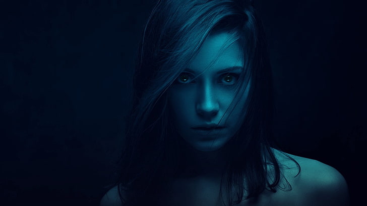 biru, gelap, wajah, latar belakang sederhana, potret, wanita, rambut panjang, model, Ksenia Kokoreva, Wallpaper HD