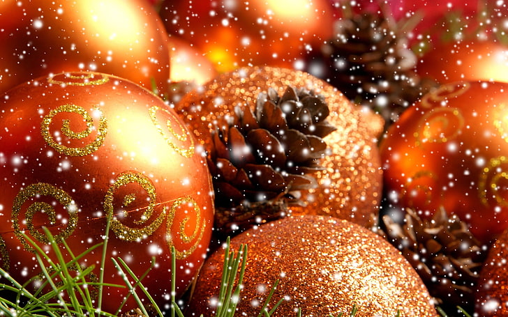 akcesoria w kolorze złotym i czerwonym paciorkami, Nowy Rok, śnieg, ozdoby świąteczne, szyszki, Tapety HD