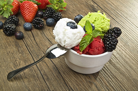 strawberry and vanilla ice cream, ice cream, berries, blueberries, blackberries, spoon, HD wallpaper HD wallpaper