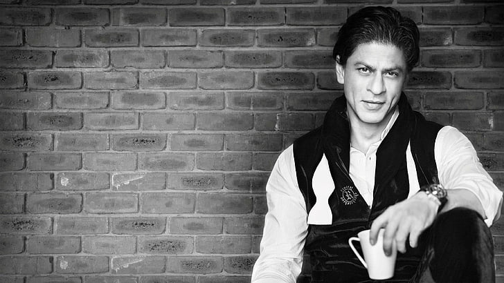 Foto en blanco y negro del hombre en ropa blanco y negro con una taza de cerámica blanca, Shahrukh Khan, foto, Bollywood, 4k, Fondo de pantalla HD