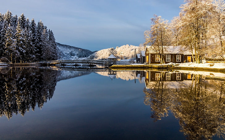 edificio de hormigón marrón y blanco, naturaleza, agua, reflexión, árboles, nieve, invierno, edificio, Fondo de pantalla HD