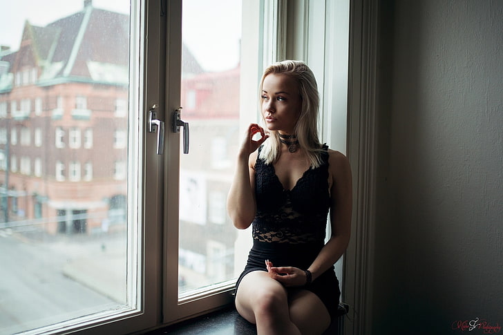 black dress, Alicja Sedzielewska, women, blonde, window sill, portrait, sitting, black dress, choker, looking away, HD wallpaper