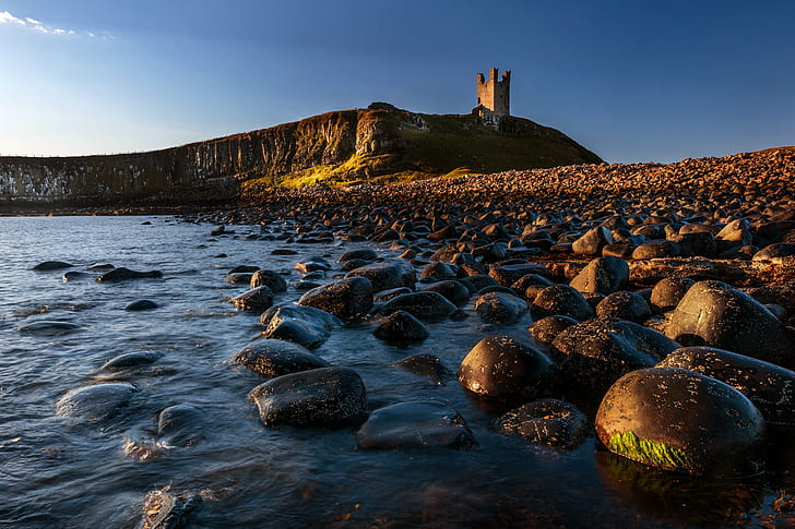 pietre nere sotto il cielo blu durante il giorno, castello di dunstanburgh, castello di dunstanburgh, Dunstanburgh Castle, Northumberland, esplorato, pietre nere, cielo blu, di giorno, Dunstanburgh Castle, costiero, paesaggio marino, mare, natura, roccia - Oggetto, costa, tramonto, paesaggio,crepuscolo, Sfondo HD